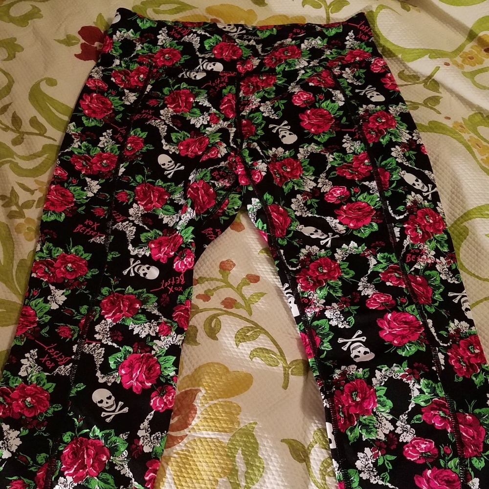 Betsey Johnson skull and rose M athletic leggings